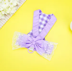 Dettaglio di pettorina viola per animali con fiocco grande, pizzo bianco e fodera