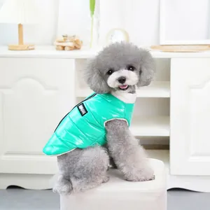 Gros plan sur le gilet imperméable vert vif pour chien avec fermeture éclair noire