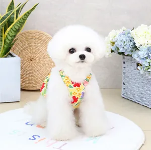 Florales Haustierkleid mit gelbem Blumenmuster für kleine Hunde an einem Pudel