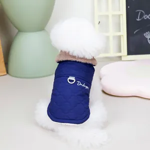 Gilet trapuntato blu scuro per animali con collo in pelliccia e anello a D bianco per guinzagli