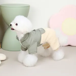 Tuta invernale per cani con top imbottito verde e pantaloni in lana d'agnello beige
