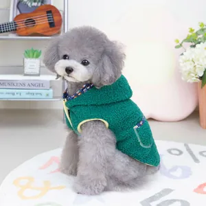 Grüne Teddy-Fleece Weste für Haustiere mit floralem Rand und Kapuze am Pudel
