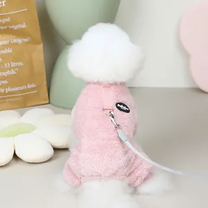 Gros plan d'une combinaison en peluche rose pour chien avec attache de laisse intégrée