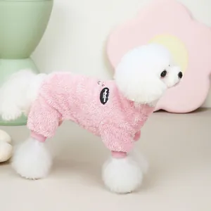 Combinaison en polaire rose pour chiens et chats avec anneau en D et attache laisse