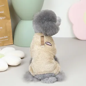 Détail du gilet en polaire beige pour animaux avec anneau de laisse sur le dos