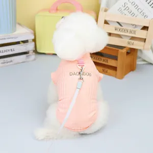 Dettaglio di una maglietta a righe rosa per animali con anello a D e guinzaglio bianco su un cane
