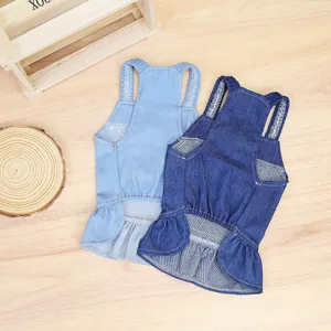 Robe en jean pour animaux en bleu clair et foncé avec volants sur fond de bois naturel