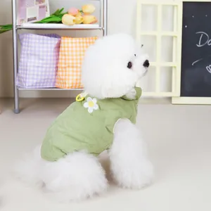 Grüne gesteppte Haustierweste mit Gänseblümchen-Stickerei und D-Ring für kleine Hunde