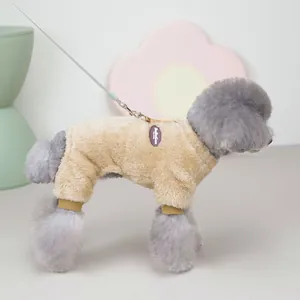 Combinaison en peluche café clair pour chien avec boucle métallique intégrée pour la laisse