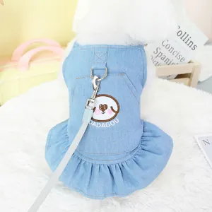 Robe en jean bleu clair pour animal avec broderie cartoon et laisse assortie pour chien