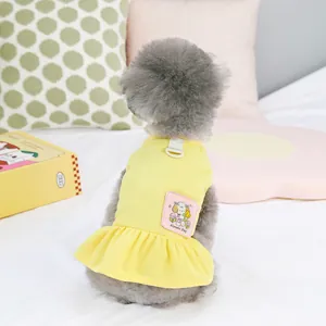Detalle de vestido amarillo de algodón acanalado para mascota con parche rosa y anillo en D