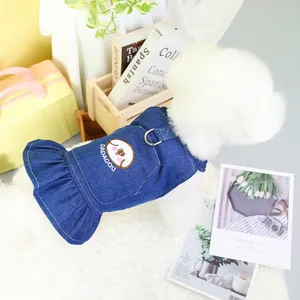 Détail de la robe en jean bleu foncé pour animaux avec ourlet à volants et anneau en D