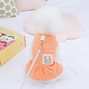 Detalle del vestido naranja para perro con bordado y anilla metálica para la correa