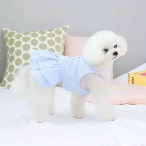 Robe bleu clair pour animal avec texture jacquard et perles sur un petit chien