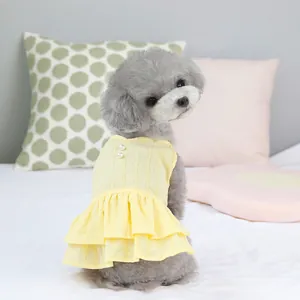 Détail de la robe d'été jaune pour animal avec boutons perles et ourlet à volants doubles