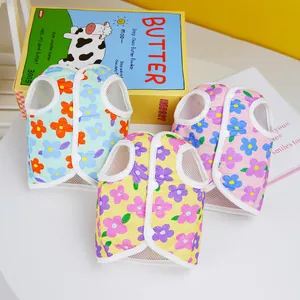 Detalle de chalecos florales para mascotas en verde, rosa y amarillo con malla suave