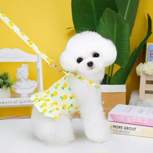 Détail du harnais robe pour chien à motif ananas jaune avec laisse et boucle en métal