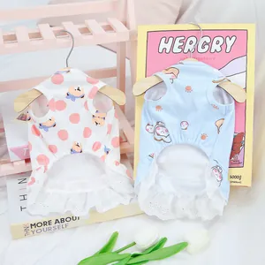 Süßes Haustier Sommerkleid mit Bär- und Katzenprint und filigranem weißem Saum aus Spitze