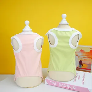 Détail des gilets pour animaux rose et vert avec bordures élégantes en dentelle blanche