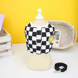 Karo-Haustiergeschirr mit gelbem Smiley-Patch und passender schwarzer Leine