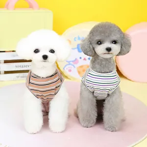 Dettaglio di magliette a righe in morbido cotone per cani piccoli in toni vivaci
