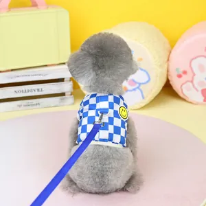 Detailaufnahme von blauem Schachbrett-Hunde-Geschirr mit D-Ring und Smiley-Aufnäher