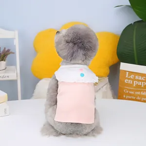 Détail du gilet rose pour animaux avec col en dentelle blanche et boutons sur le dos