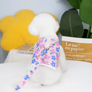 Detalle del arnés floral para mascotas con cierres dorados en un perro blanco