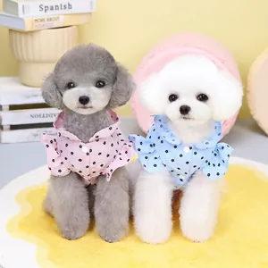 Détail de chemises à fleurs pour animaux avec manches à volants et boutons