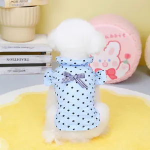 Détail du chemisier bleu clair pour chat avec nœud à carreaux et col à volants