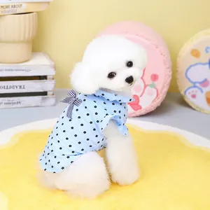 Jolie chemise fleurie bleu clair pour animaux avec nœud pour chiens et chats