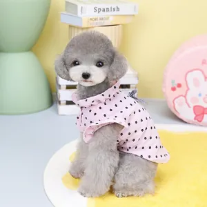 Chemise rose pour animaux à motif marguerite avec col à volants et nœud bleu rayé