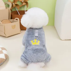 Détail d'un manteau gris pour chien en peluche avec couronne brodée et anneau en D
