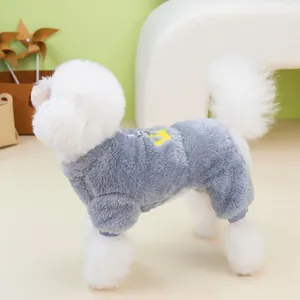 Combinaison chaude en peluche grise pour chien avec anneau en D pour laisse de marche