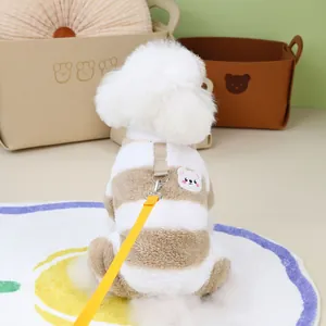 Détail de polaire rayée pour animaux avec broderie ours et laisse jaune incluse