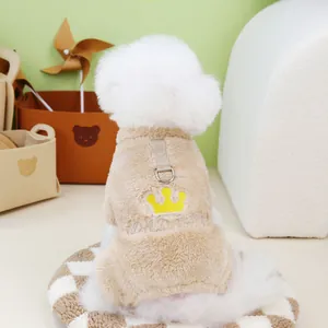 Détail de veste polaire pour chien avec broderie couronne jaune et anneau en D métal