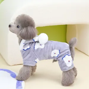 Lavendelfarbener Welpen Fleece Overall mit Lammmuster und weißen Plüschbommeln für Winter