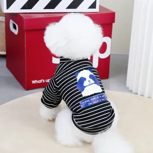 Détail de l'imprimé panda et des rayures sur un sweat à capuche pour petit chien