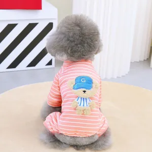 Détail d'une grenouillère rayée rose pour animaux avec patch ours 3D et maille douce