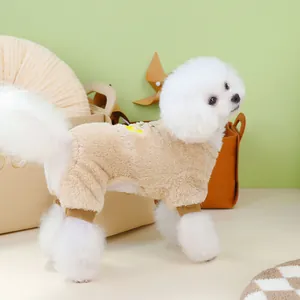 Combinaison en peluche beige pour animal de compagnie portée par un Bichon Frisé