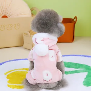 Nahaufnahme eines rosa Fleece-Haustieranzugs mit Bärenmustern und weißem Bommel-Detail