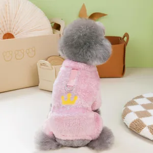 Gros plan du gilet en polaire rose pour animaux avec anneau en D et couronne