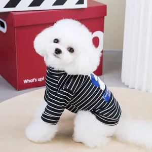 Sweat-shirt rayé noir et blanc pour animaux avec écusson bleu pour chiens et chats