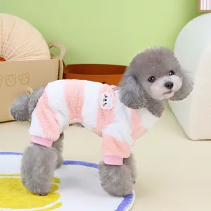 Combinaison rayée rose et blanche pour animaux avec patch ours sur un caniche gris