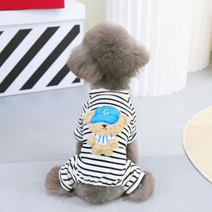 Détail de la combinaison rayée pour animaux avec un patch ours en peluche 3D en coton