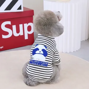 Détail d'un t-shirt rayé pour animaux avec imprimé panda et tissu en coton doux
