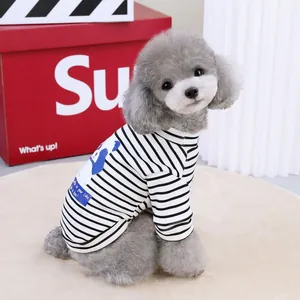 T-shirt rayé pour animal avec écusson panda sur caniche et fond rouge vif