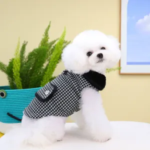Elegante gilet per cani pied de poule con collo in pelliccia e tasca decorativa