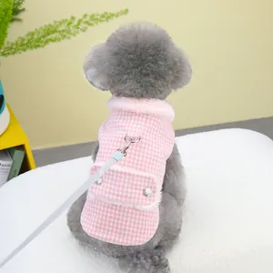 Dettaglio gilet per cani con motivo pied de poule rosa, colletto in pelliccia e fibbia a D