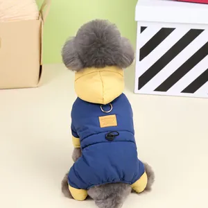 Detalle de abrigo con capucha para mascota con anillo en D y cordón ajustable